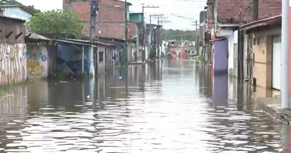Moradores estão ilhados há mais de 24 horas após forte chuva atingir Salvador: &#039;Precisa urgente de m