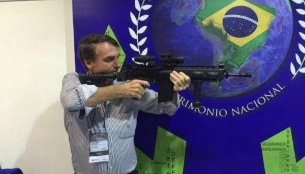 Bolsonaro chama de idiota aqueles que dizem que é melhor comprar feijão do que fuzil