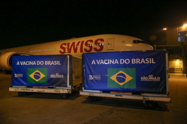 SP: Butantan recebe 12 mil litros de IFA para produzir mais 20 milhões de doses da CoronaVac.