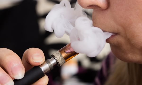 Paciente relata &#039;graxa no pulmão&#039; por uso de vape, diz que &#039;aparelho mata&#039; .