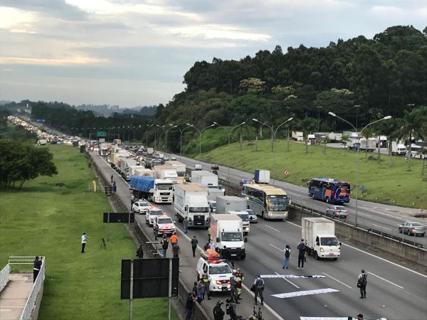 Primeiro ato da greve dos caminhoneiros tem pedradas e bala de borracha.