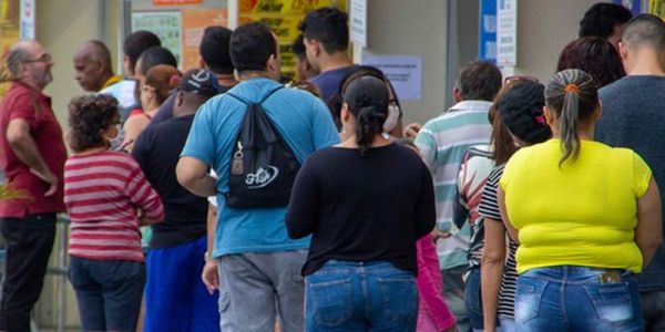 Dados de localização de celulares mostram redução no isolamento social no Brasil