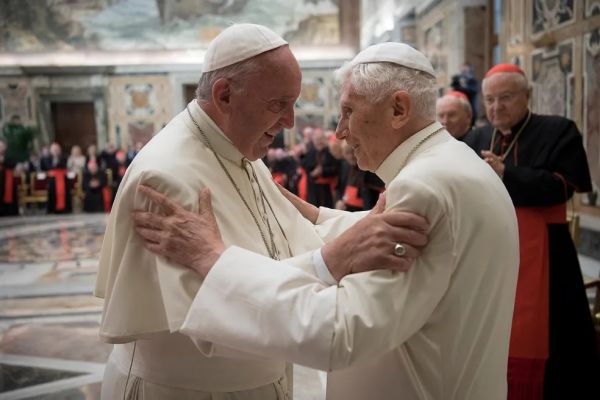 Papa Francisco pede para que fiéis orem por Bento XVI que &#039;está muito doente&#039;