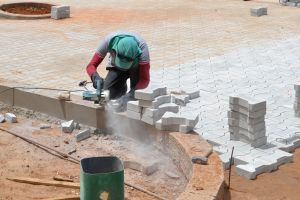 Licínio de Almeida: Prefeitura Realizando a Construção da Praça da Igreja em Duas Passagens.