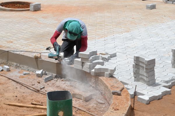 Licínio de Almeida: Prefeitura Realizando a Construção da Praça da Igreja em Duas Passagens.