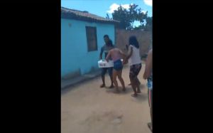 Família encerra velório e leva corpo de criança a hospital após pastor dizer que ela estava viva; mé