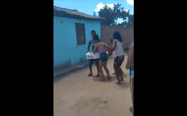 Família encerra velório e leva corpo de criança a hospital após pastor dizer que ela estava viva; mé