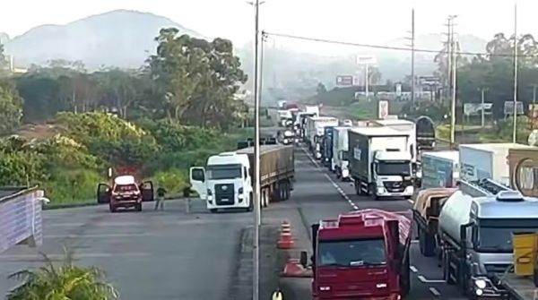 Ao tentar resgatar caminhoneiro que pulou com cocaína de veículo em movimento, irmão também é preso