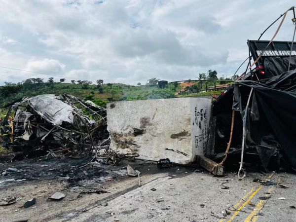 Carreta envolvida em acidente com 39 mortes em Minas chegou a trafegar a 132 km/h antes da tragédia