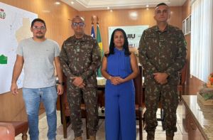 Prefeita de Iuiu recebe representantes do Ex&eacute;rcito Brasileiro para in&iacute;cio da Opera&ccedil;&atilde;o Carro-pipa