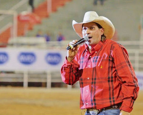 Asa Branca, locutor conhecido como &#039;lenda dos rodeios&#039;, morre aos 57 anos em SP