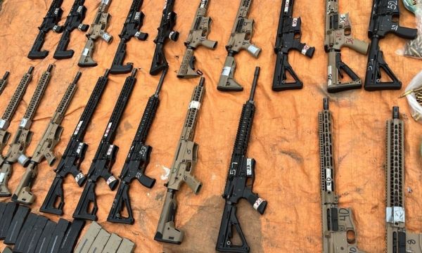 Caseiro preso com arsenal de fuzis em s&iacute;tio na Bahia tem pris&atilde;o mantida pela Justi&ccedil;a