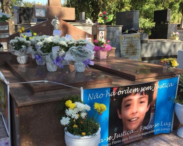 Após condenação de réus por assassinato, túmulo de Bernardo tem homenagens em Santa Maria