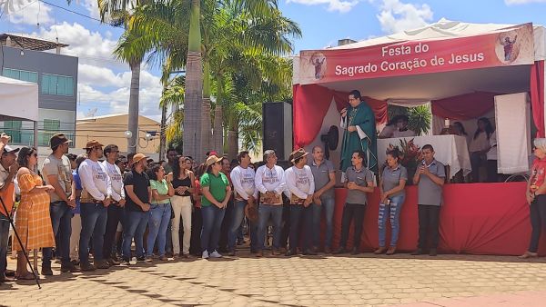 Caculé: em homenagem ao Sagrado Coração de Jesus foi realizada uma Procissão dos Carros de Boi e Mis