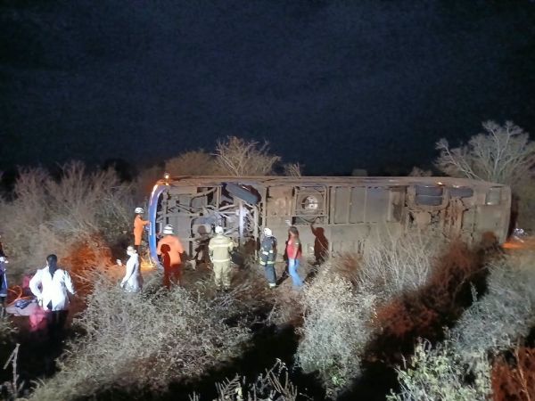 Acidente com &ocirc;nibus deixa 7 mortos e 13 feridos na Bahia; policial e crian&ccedil;a est&atilde;o entre as v&iacute;timas