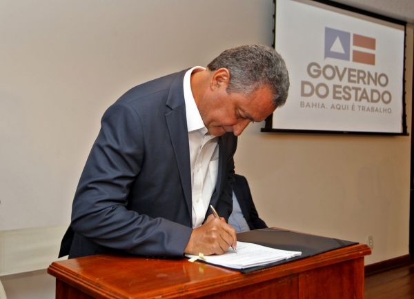 Governo da BA suspende aulas em escolas particulares e funcionamento do transporte intermunicipal