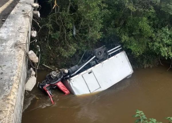 Motorista fica ferido e submerso até o pescoço após caminhão-baú cair em rio da Região Central