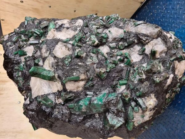 Encontrada na Bahia, esmeralda de cerca de meia tonelada quase é vendida em MG