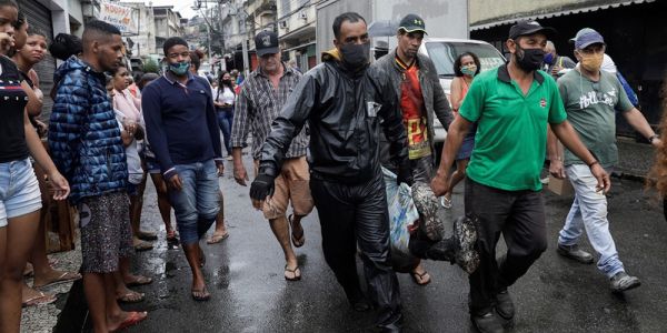 Polícia apura a morte de 12 pessoas no Alemão após dia de tiroteios