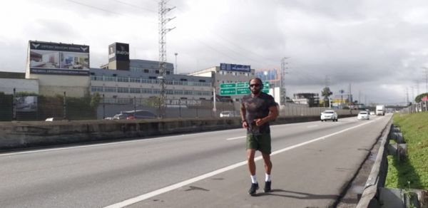 Por amor, marido corre do Rio a São Paulo para levar trabalho da mulher a produtor musical