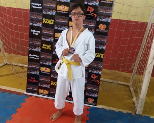 Portador de Síndrome de Down, aluno do PELC em Caculé é medalha de ouro em competição de Karatê