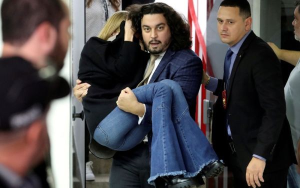 Advogado deixa defesa de Najila, mulher que acusa Neymar de agressão e estrupro
