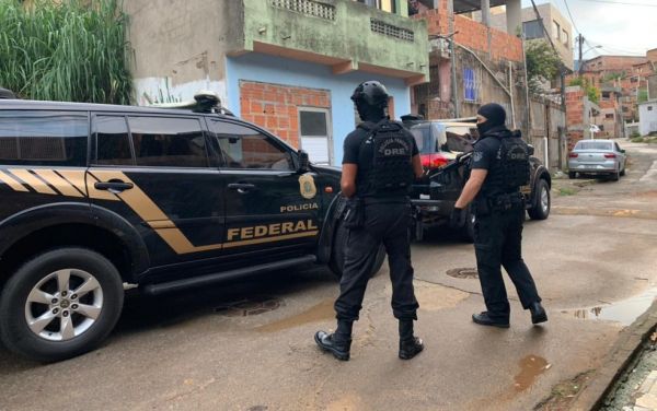 Operação da Polícia Federal contra tráfico internacional de drogas cumpre mandados de prisão e busca