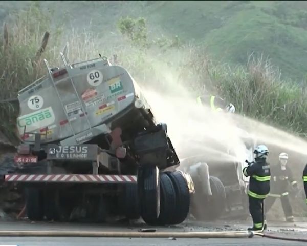 caminhão petroleiro pega fogo na bahia