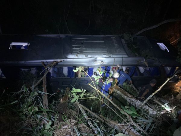 João Monlevade MG: Acidente com ônibus da Buser deixa dois mortos e 34 feridos na BR-381