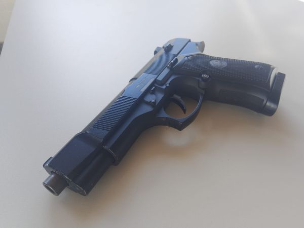 PM APREENDE R&Eacute;PLICA DE ARMA EM ESCOLA DE LIC&Iacute;NIO DE ALMEIDA