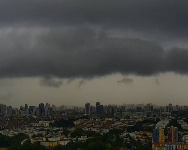 Salvador tem pontos de alagamento na manhã desta quarta; previsão é de tempo nublado com chuva isola