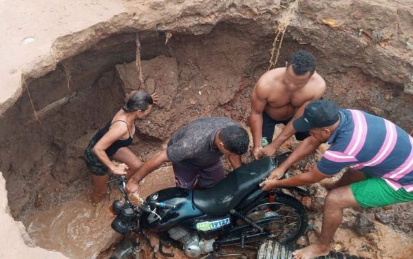 Cratera se forma em rua de Luís Eduardo Magalhães durante chuva e moto cai no local