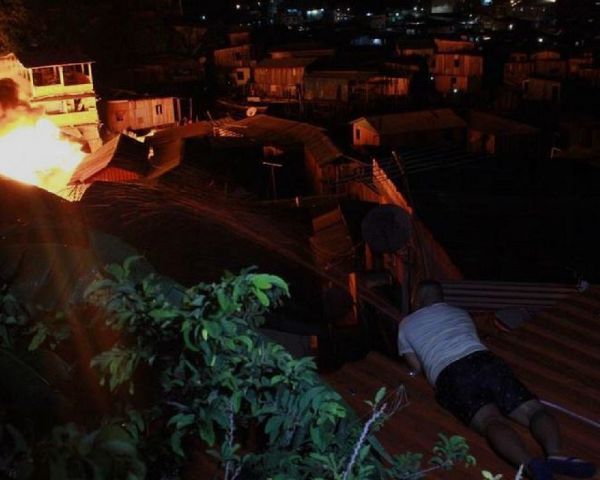 Incêndio de grandes proporções atinge casas na Zona Sul de Manaus
