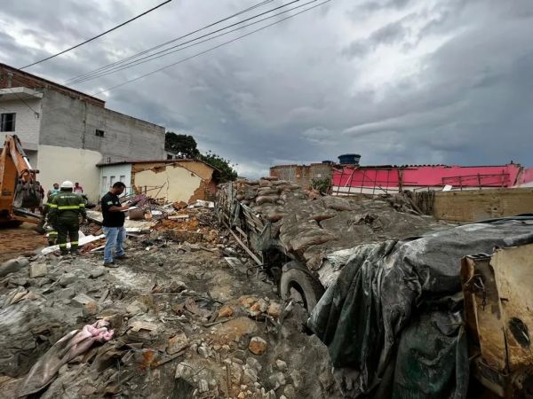 Mãe e filha morrem após carreta carregada de cimento invadir casa na região da Chapada Diamantina