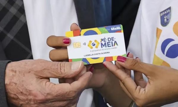 estudantes que concluíram o ensino médio e fizeram o Enem já podem sacar bônus de R$ 1,2 mil