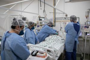 A nova face da pandemia: internações de jovens crescem até 500% no Brasil