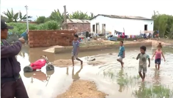 Chuva deixa ruas alagadas em localidade na cidade de Vitória da Conquista: &#039;está um caos&#039;