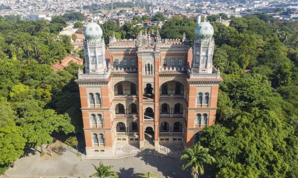 Fiocruz retoma produção de vacinas contra a Covid nesta terça-feira