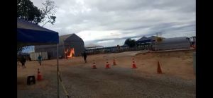 Em protesto, moradores tentam impedir que funcionários de empresa contaminados por Covid-19 acessem