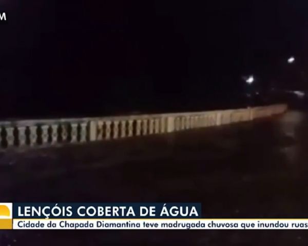 Fortes chuvas alagam cidades baianas; rio transbordou em Jacobina e água invadiu ruas