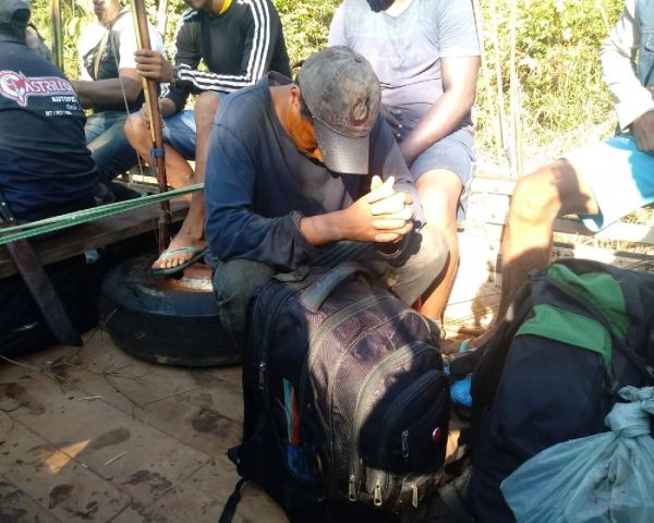 Índios prendem homem flagrado com motosserra tirando madeira de terra indígena em MT