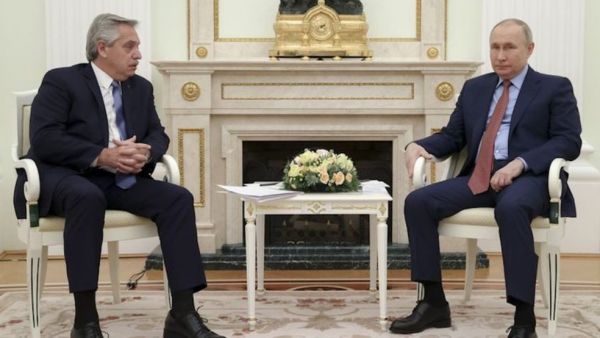 Depois de se submeter às regras sanitárias russas, Bolsonaro consegue a foto sentado perto de Putin