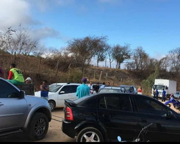 Licínio.: Manifestantes Fecham Rodovia Para Cobrar Asfalto nos Trechos Entre Licínio a Urandi.