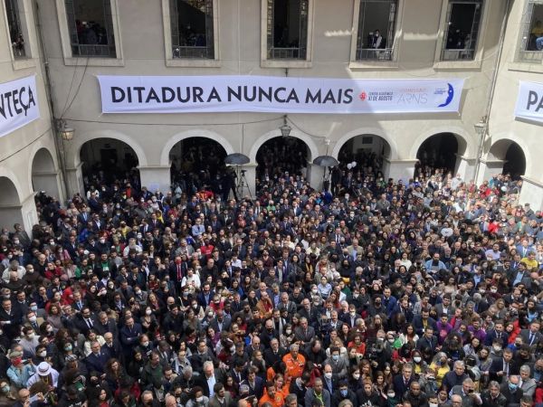 Ato pela democracia recorda mortos na ditadura, pede respeito ao sistema eleitoral e leva multidão a