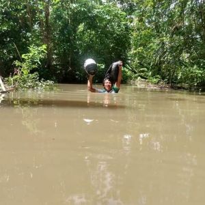 Professor percorre 30 Km e atravessa igarapé com água no pescoço para imprimir atividades de alunos