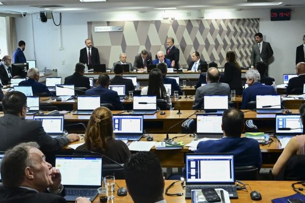 Em vota&ccedil;&atilde;o un&acirc;nime, CCJ do Senado rejeita e enterra PEC da Blindagem