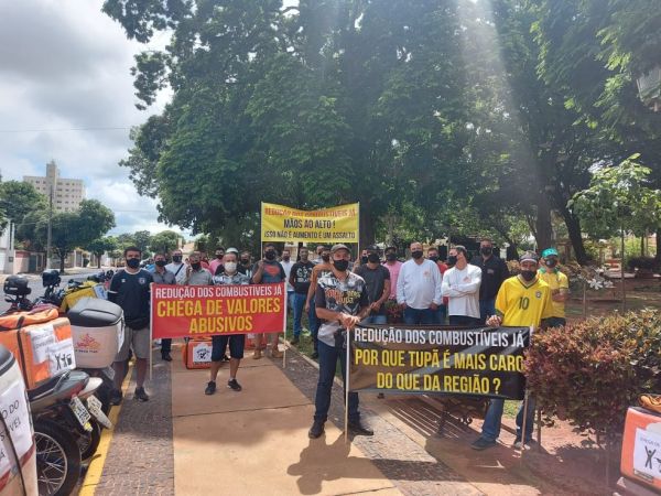 Motociclistas fazem ato por causa do valor da gasolina na Avenida Tancredo Neves, em Salvador.