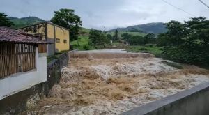 Vitoria da Conquista : Rio Periquito transborda e moradores têm casas e comércios alagados na Serra