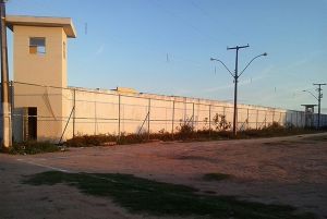 Detentos que estavam em ala para suspeitos de Covid-19 usam lençóis e fogem do presídio de Feira de