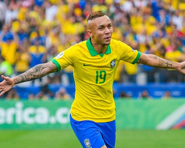 Da garupa do pai a xodó de Tite, Everton valoriza mil vezes em 6 anos, mas efeito Arthur trava saída